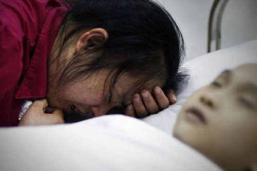 Me hoi han khon nguoi vi lam con trai 9 tuoi bi ung thu ruot