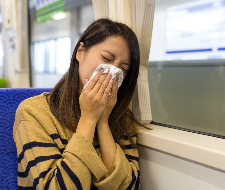 Hệ miễn dịch có vấn đề: Nếu thường xuyên bị cúm, cảm lạnh và nhiễm trùng, có khả năng hệ miễn dịch của bạn đang rất yếu do thiếu vitamin C. Loại vitamin này kích thích sản xuất các tế bào bạch cầu, chống lại các bệnh truyền nhiễm. Nên tăng lượng vitamin C mỗi ngày để cơ thể khỏe mạnh.