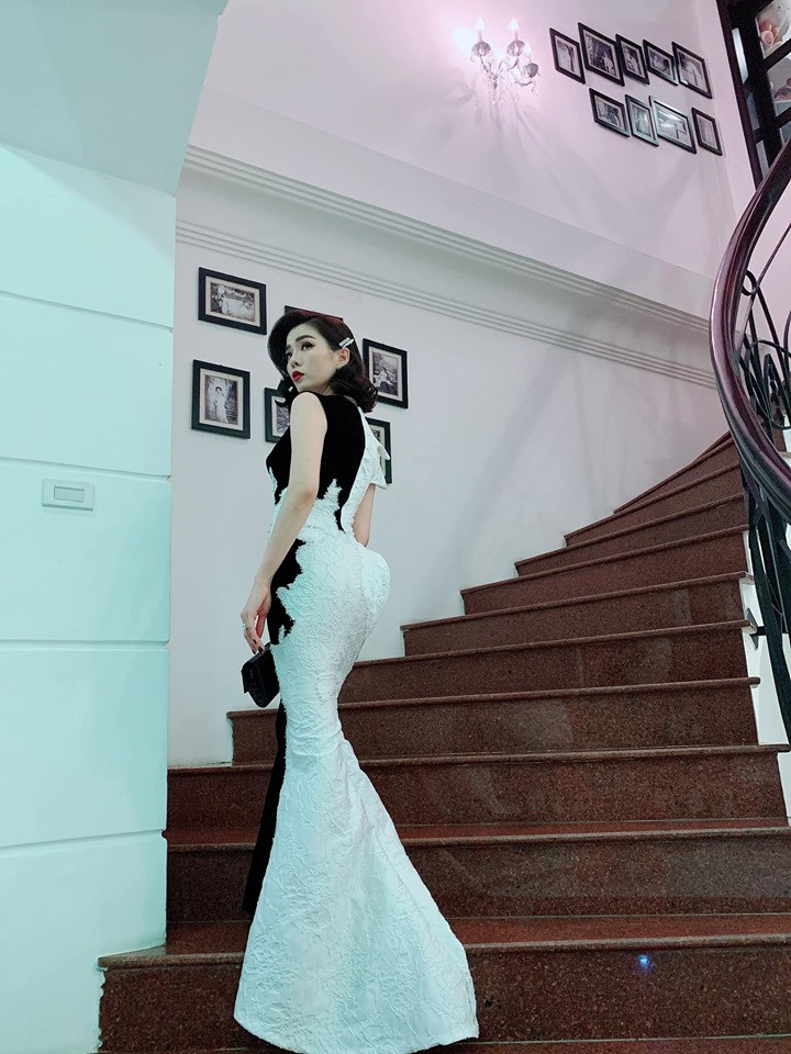 Nữ ca sĩ phòng trà có rất nhiều kiểu váy ôm body kín đáo nhưng lại tôn được vóc dáng gợi cảm vô cùng.