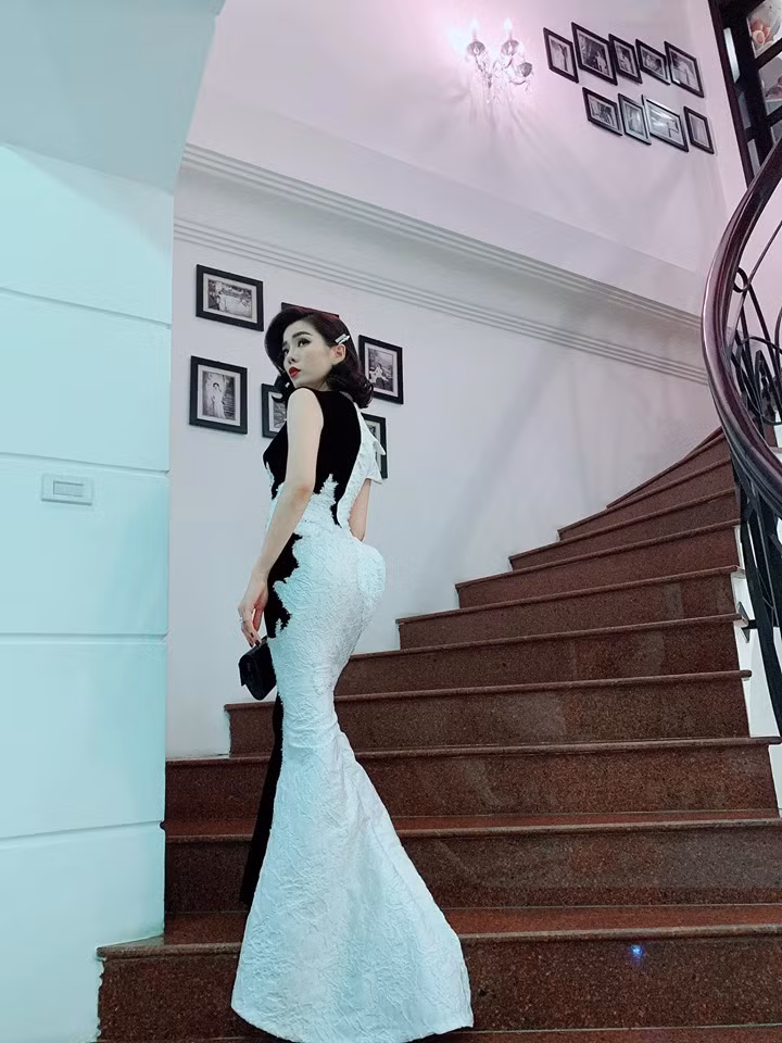 Nữ ca sĩ phòng trà có rất nhiều kiểu váy ôm body kín đáo nhưng lại tôn được vóc dáng gợi cảm vô cùng.