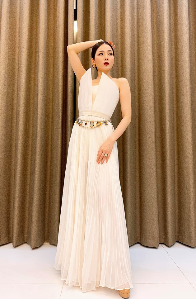 Không sở hữu chiều cao nổi bật nhưng Lệ Quyên lại may mắn có một dáng người mảnh mai. Thời gian gần đây, cô thường xuyên mặc những kiểu váy ôm eo thon thả.