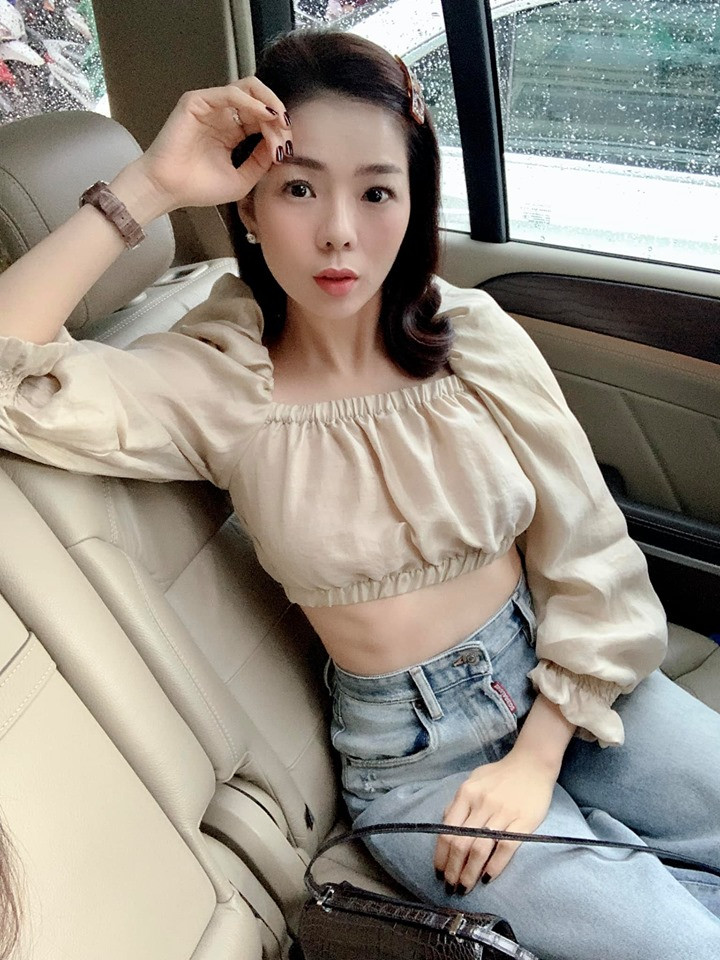 Dù đã trải qua 1 lần sinh nở, Lệ Quyên vẫn sở hữu vòng bụng không chút mỡ thừa, vòng eo con kiến thon nhỏ. Cô thường chọn phong cách thời trang khoe eo 50 gợi cảm.