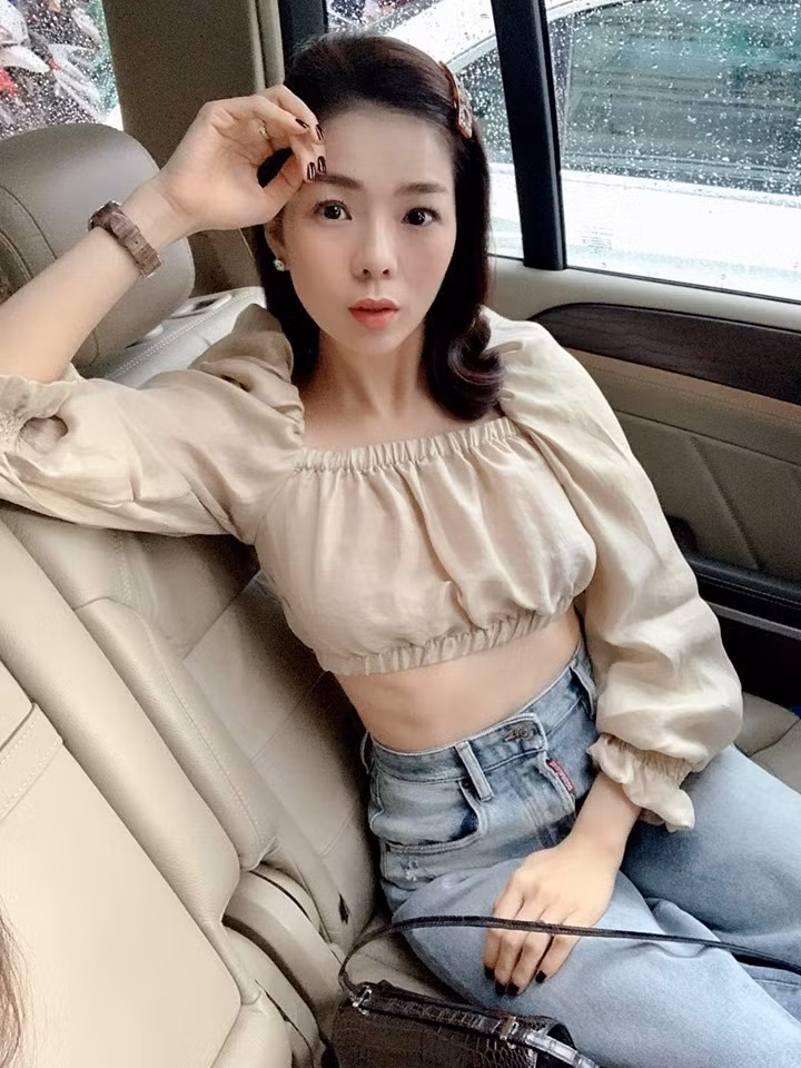 Dù đã trải qua 1 lần sinh nở, Lệ Quyên vẫn sở hữu vòng bụng không chút mỡ thừa, vòng eo con kiến thon nhỏ. Cô thường chọn phong cách thời trang khoe eo 50 gợi cảm.