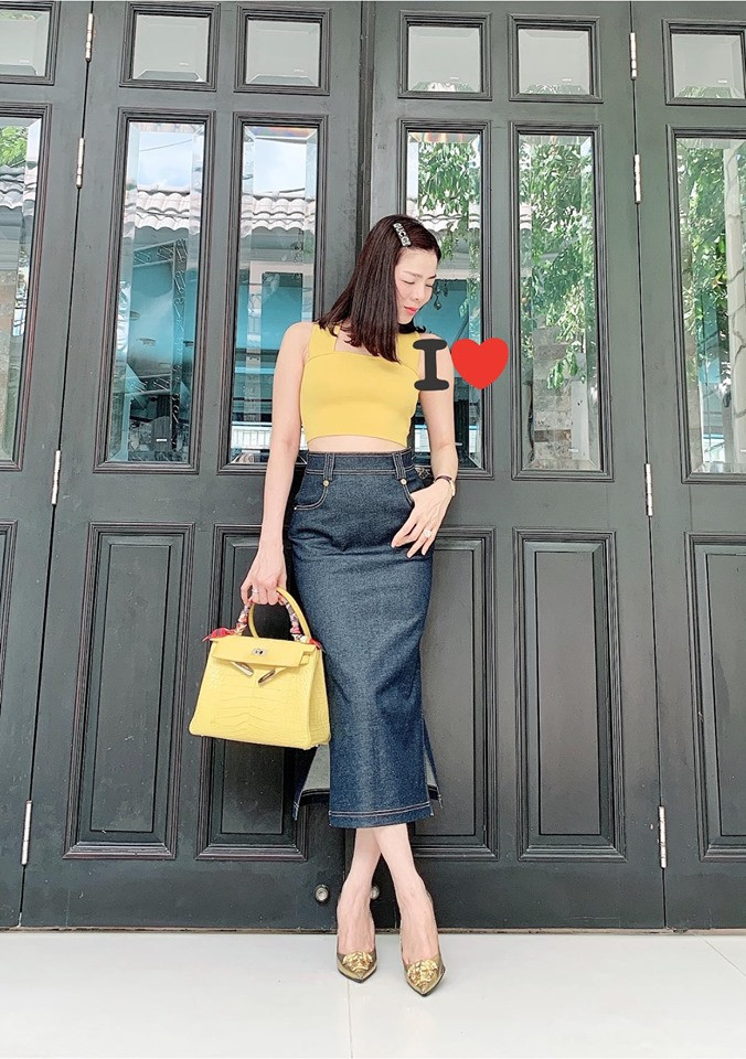 Người đẹp tự tin khoe hình thể với những kiểu áo croptop lộ vòng hai.