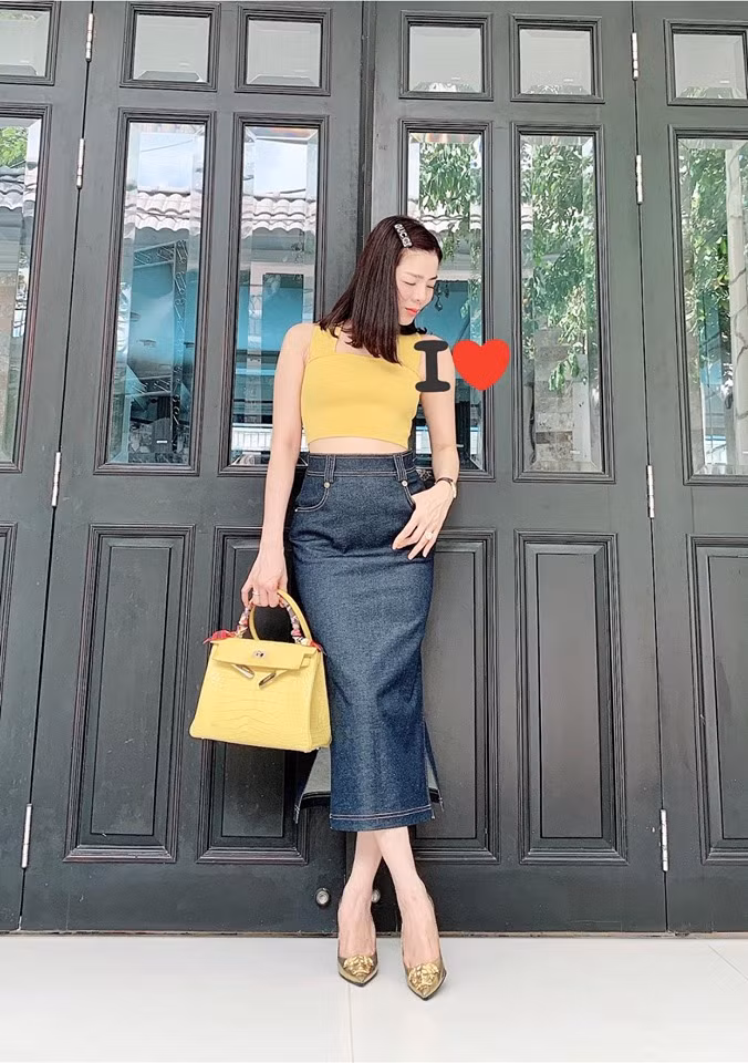 Người đẹp tự tin khoe hình thể với những kiểu áo croptop lộ vòng hai.