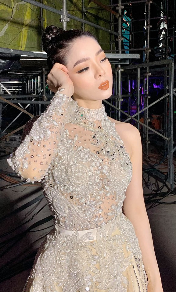 Thời trang khoe eo thon gợi cảm của Lệ Quyên ở tuổi 38 khiến nhiều người trầm trồ khen ngợi.