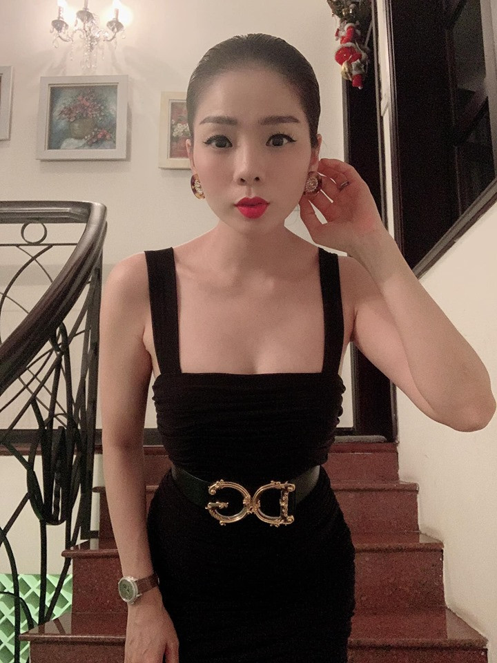 Chiếc váy ôm sát với điểm nhấn là thắt lưng hiệu D&amp;G làm nổi bật vòng eo 58. Ảnh: FBNV.