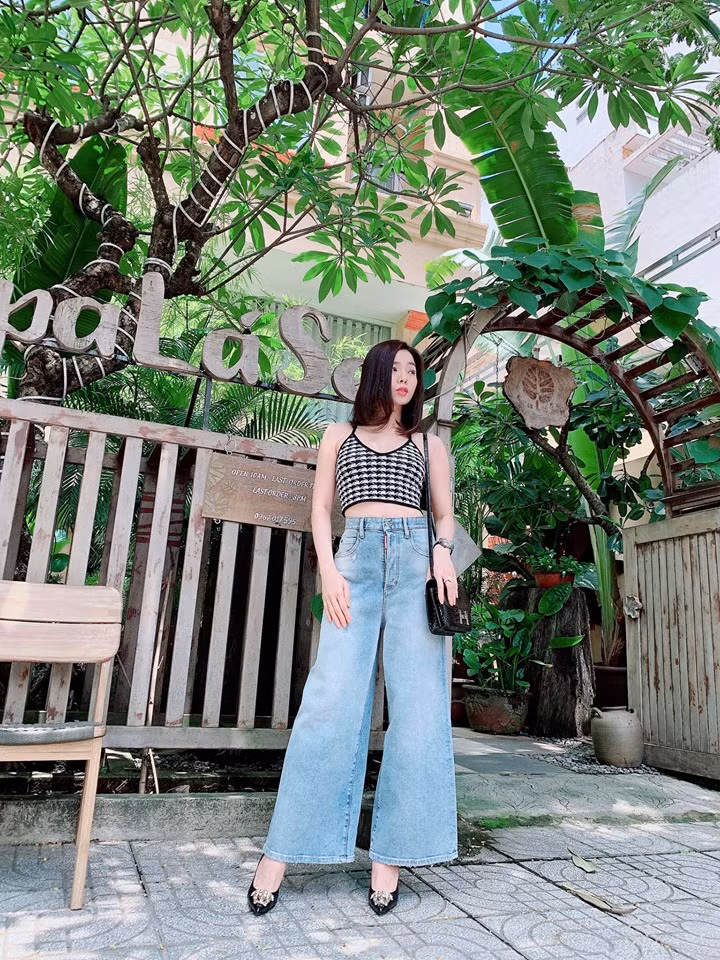 Áo hai dây và quần jean tôn vòng eo thon và đôi chân dài của nữ ca sĩ.