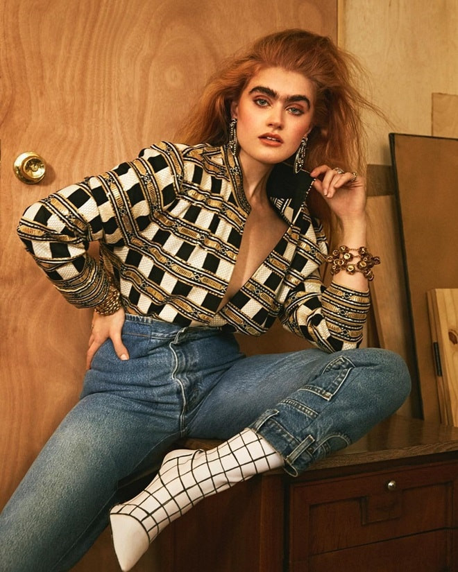 Cô nàng diện chiếc áo xẻ ngực sâu đầy cuốn hút.