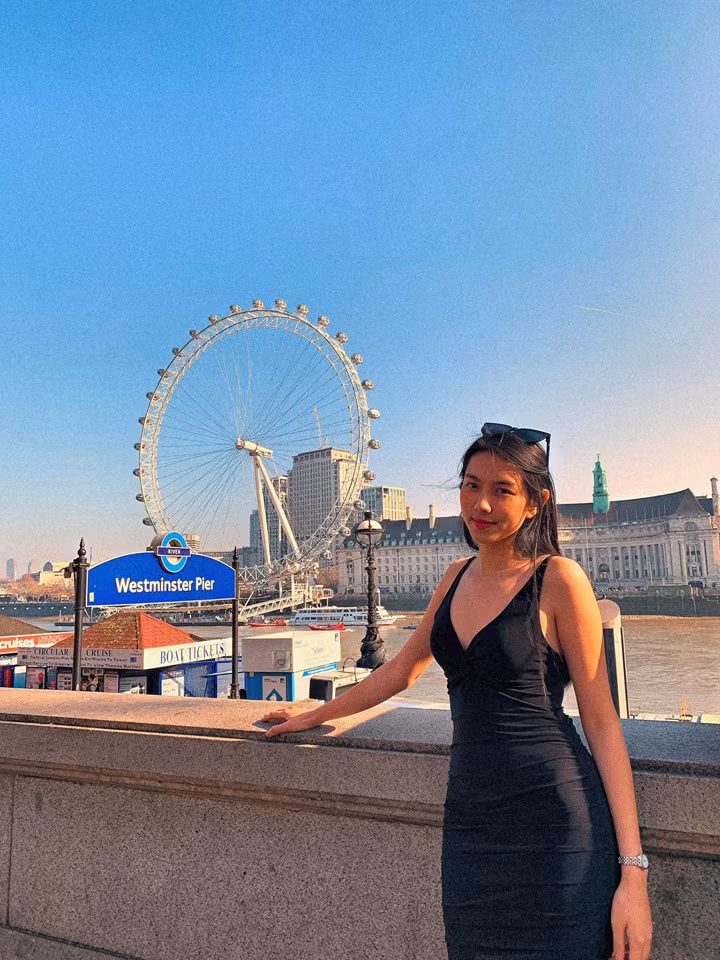 Những trang phục ôm sát giúp người đẹp khoe lợi thế hình thể.