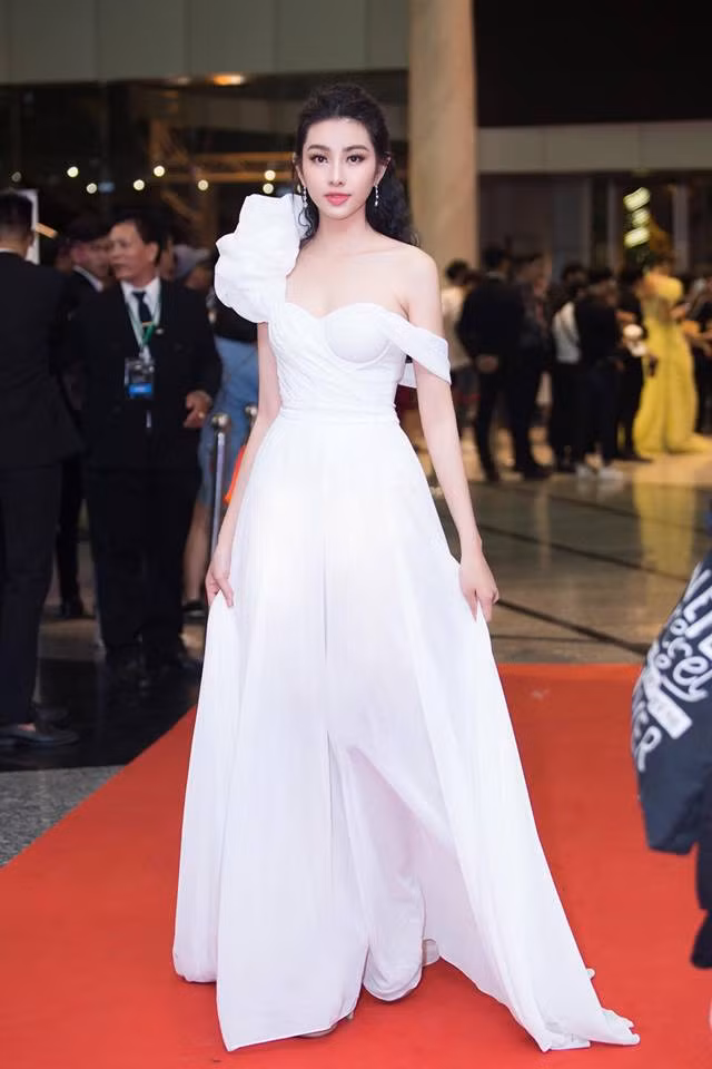 Người đẹp sinh năm 1998 nổi bật trên thảm đỏ với kiểu váy trắng trễ vai.