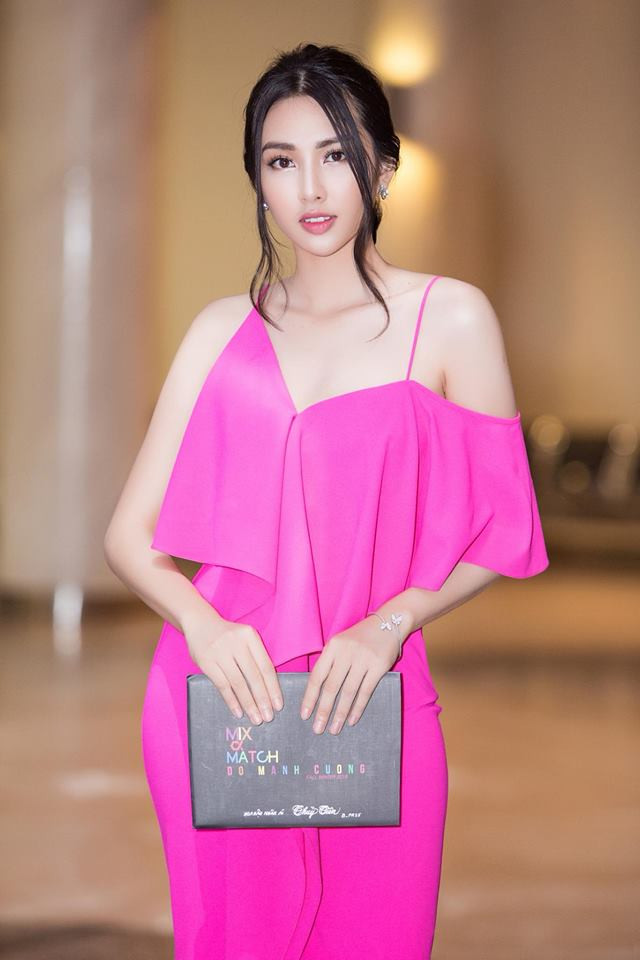 Chiếc váy hồng giúp cô nàng khoe làn da trắng nõn và bờ vai thon. Ảnh: FBNV.