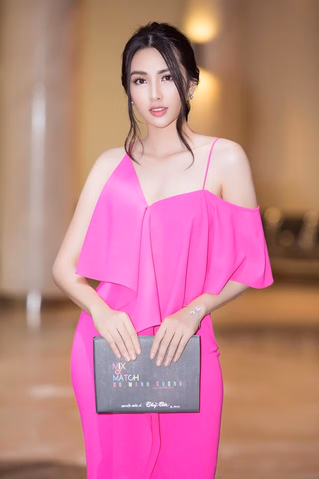 Chiếc váy hồng giúp cô nàng khoe làn da trắng nõn và bờ vai thon. Ảnh: FBNV.