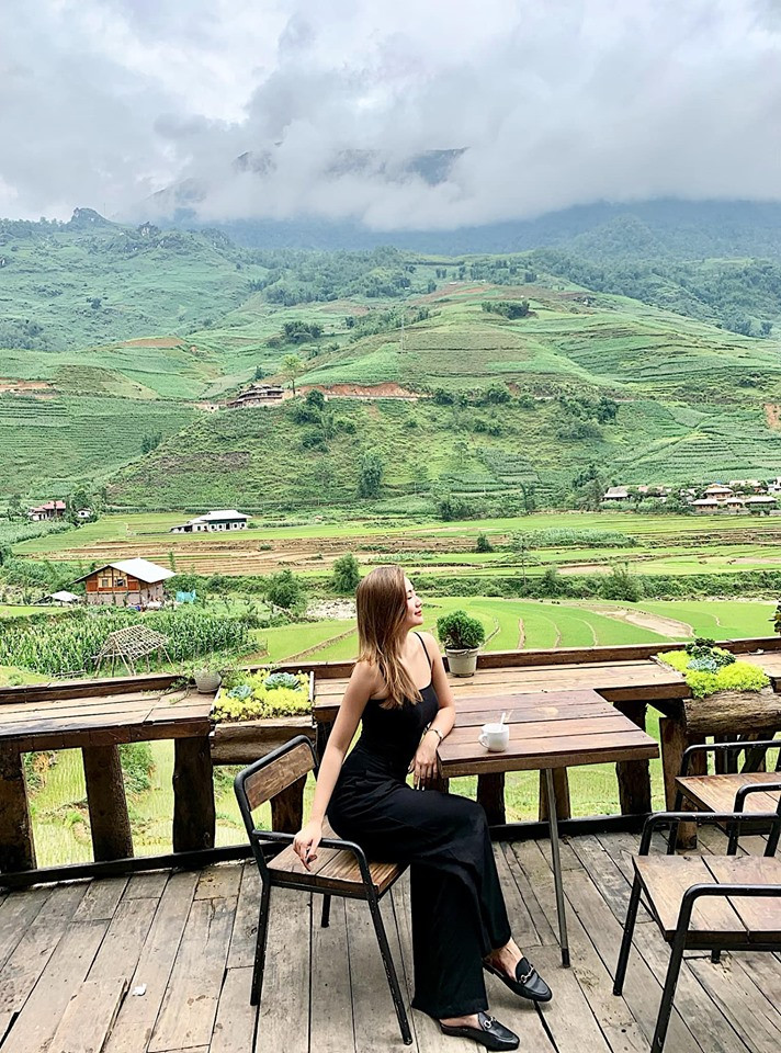 Nếu như ngày trước, Huyền Lizzie được mệnh danh là nữ diễn viên sở hữu vẻ đẹp không tuổi, luôn trung thành với phong cách đáng yêu thì khoảng thời gian gần đây, cô "lột xác" sang gu thời trang sexy, quyến rũ.