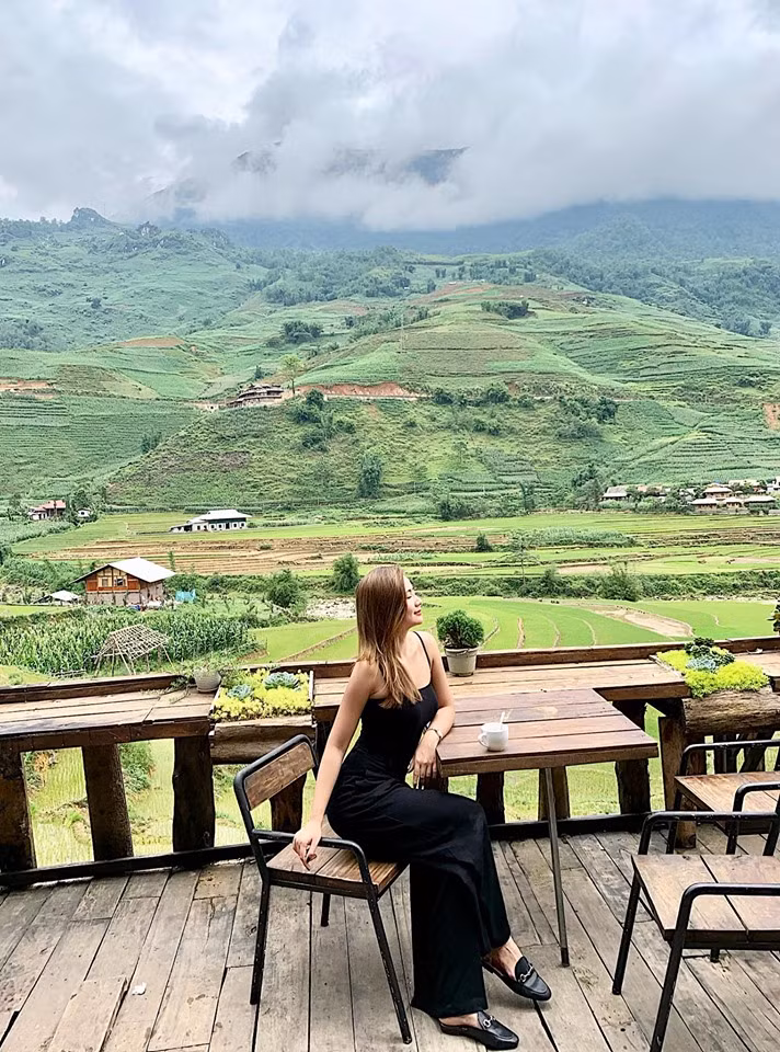 Nếu như ngày trước, Huyền Lizzie được mệnh danh là nữ diễn viên sở hữu vẻ đẹp không tuổi, luôn trung thành với phong cách đáng yêu thì khoảng thời gian gần đây, cô "lột xác" sang gu thời trang sexy, quyến rũ.