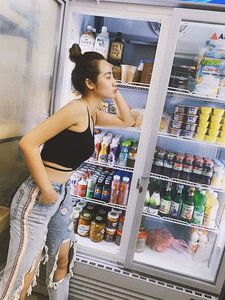 Áo hai dây với quần jean rách hầm hố khiến bà mẹ một con vừa cá tính vừa gợi cảm.