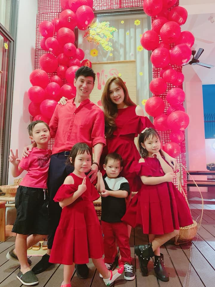 Cho dù đi chơi, đi du lịch hay tham gia các sự kiện thảm đỏ, cứ mỗi lần xuất hiện cùng nhau, gia đình Lý Hải – Minh Hà thường xuyên diện đồ ton sur ton vô cùng đáng yêu, nhí nhảnh.