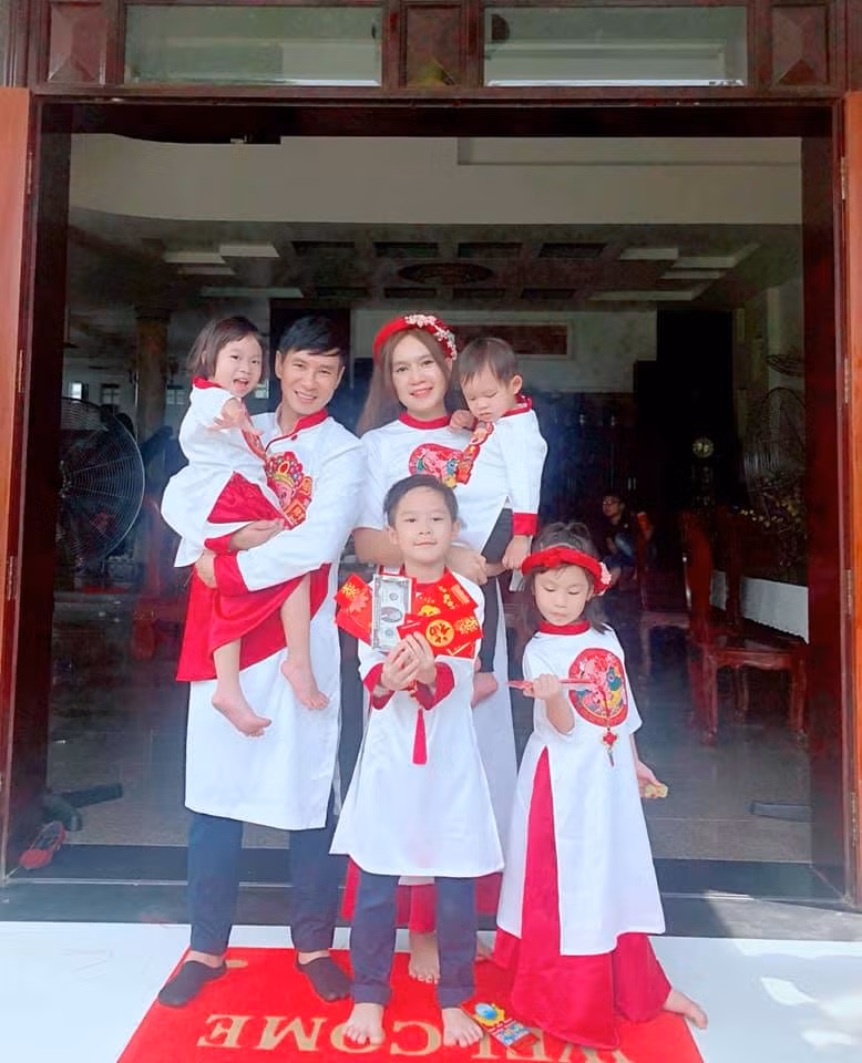 Cả nhà Lý Hải - Minh Hà mặc đồ đồng phục áo dài vô cùng chỉn chu, đẹp mắt.