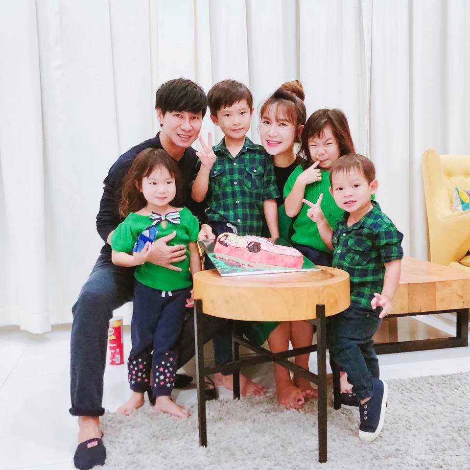 Cả nhà Lý Hải - Minh Hà diện áo xanh lá tinh tế. Ảnh: FB.