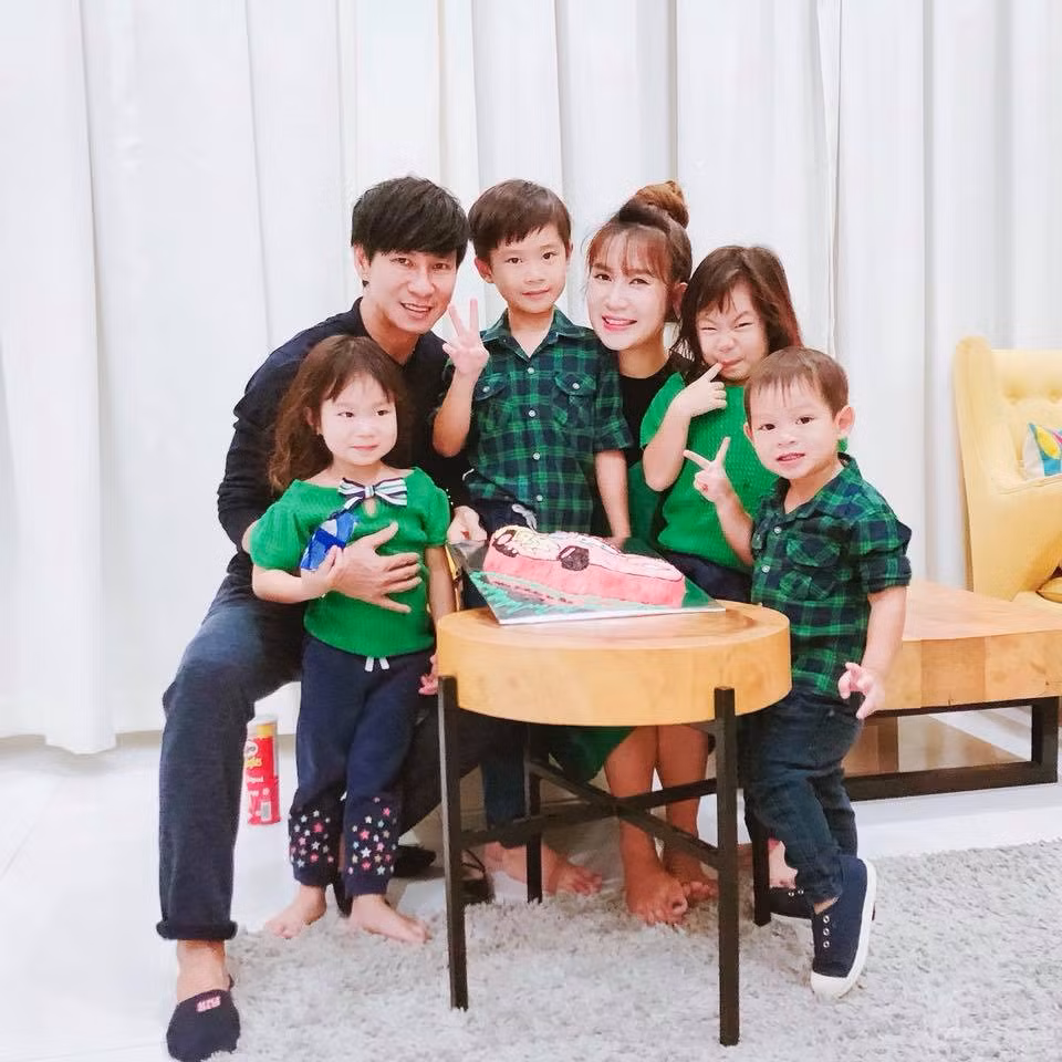 Cả nhà Lý Hải - Minh Hà diện áo xanh lá tinh tế. Ảnh: FB.