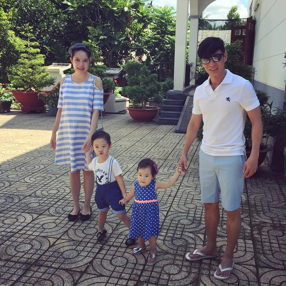 Cả gia đình mặc đồng phục giống nhau không chỉ đảm bảo tính thẩm mỹ, nhất quán mà còn là cách để các con không bị thất lạc ở những nơi công cộng như sân bay, công viên hay siêu thị.