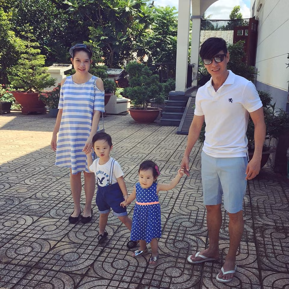 Cả gia đình mặc đồng phục giống nhau không chỉ đảm bảo tính thẩm mỹ, nhất quán mà còn là cách để các con không bị thất lạc ở những nơi công cộng như sân bay, công viên hay siêu thị.