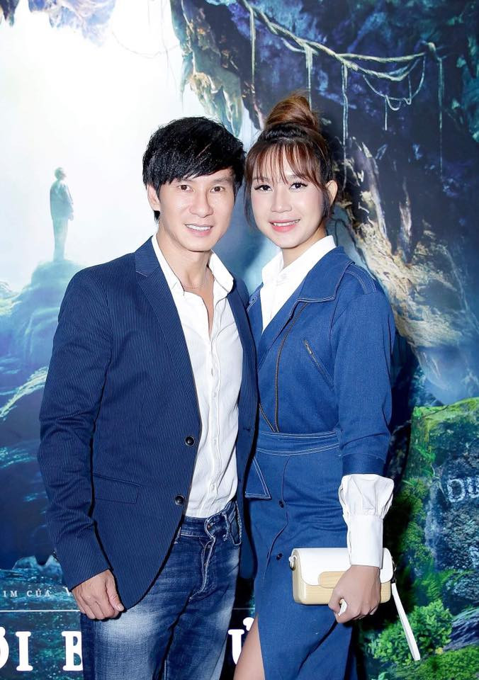 Hai vợ chồng cùng diện tông màu xanh-trắng lịch lãm.