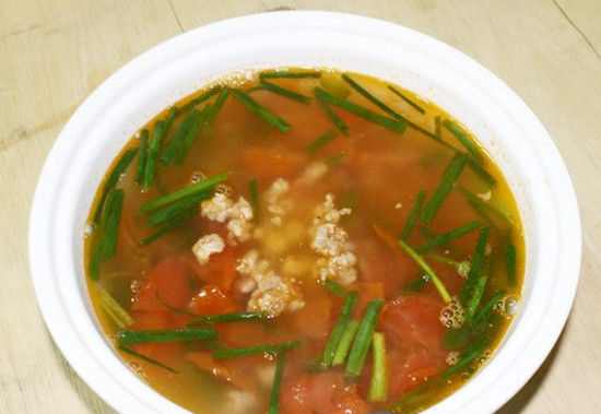 Canh chua thịt nạc: Mùa hè, tuyệt vời nhất là mâm cơm có bát canh chua, rất vừa miệng lại dễ ăn. Nguyên liệu để chế biến món canh thanh nhiệt này bao gồm, thịt nạc, hai quả me hay ba bốn trái sấu xanh tươi, một vài trái cà chua tùy khẩu vị và hành khô, mắm muối.