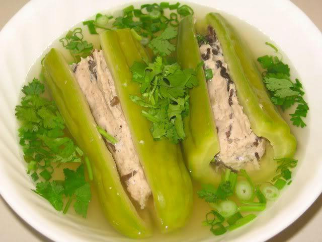 Một trong những món ăn chế biến từ khổ qua được nhiều người ưa chuộng là canh mướp đắng nhồi thịt. Khổ qua có thể nấu với thịt heo, tôm, cá lóc,… đều rất ngon. Cái vị đắng của khổ qua hòa quyện với vị ngọt của thịt, tôm, cá sẽ làm dịu đi cái nóng một cách hiệu quả.