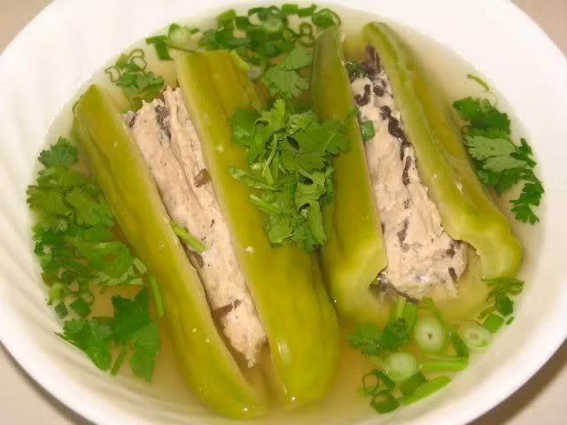 Một trong những món ăn chế biến từ khổ qua được nhiều người ưa chuộng là canh mướp đắng nhồi thịt. Khổ qua có thể nấu với thịt heo, tôm, cá lóc,… đều rất ngon. Cái vị đắng của khổ qua hòa quyện với vị ngọt của thịt, tôm, cá sẽ làm dịu đi cái nóng một cách hiệu quả.