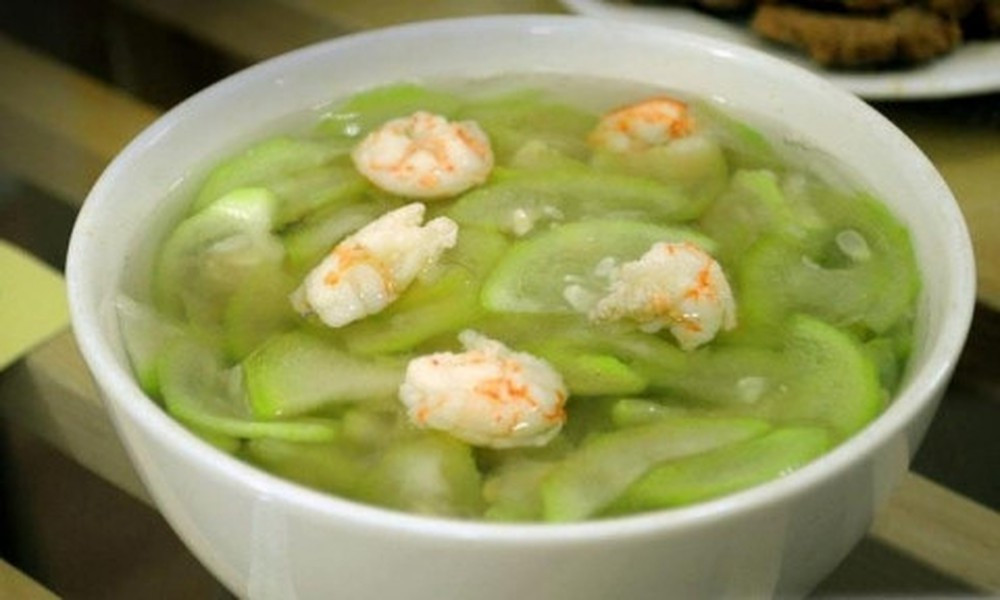 Ngoài luộc hay nấu canh, bạn có thể thử nghiệm kết hợp nấu bầu/mướp với các thực phẩm khác để món canh ngon hơn, ví như nấu cùng giò sống hoặc tôm, ngao, hến. Trong đó, bầu/mướp nấu với tôm khô là món canh đơn giản, nhưng rất mát, ngon miệng và bổ dưỡng. Ảnh: Internet.