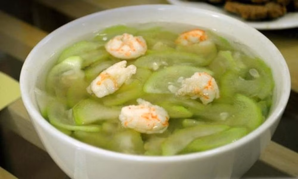 Ngoài luộc hay nấu canh, bạn có thể thử nghiệm kết hợp nấu bầu/mướp với các thực phẩm khác để món canh ngon hơn, ví như nấu cùng giò sống hoặc tôm, ngao, hến. Trong đó, bầu/mướp nấu với tôm khô là món canh đơn giản, nhưng rất mát, ngon miệng và bổ dưỡng. Ảnh: Internet.