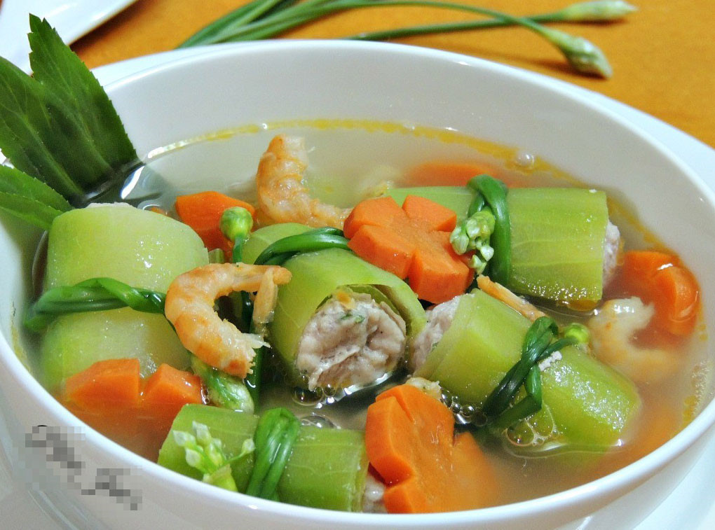 Canh bí đao nấu tôm thịt: Bí đao có vị ngọt, tính mát, có tác dụng thanh nhiệt, giải thử, sinh tân, chỉ khát. Bí đao là loại rất dễ ăn, thường dùng nấu canh hay ép nước uống giải nhiệt.