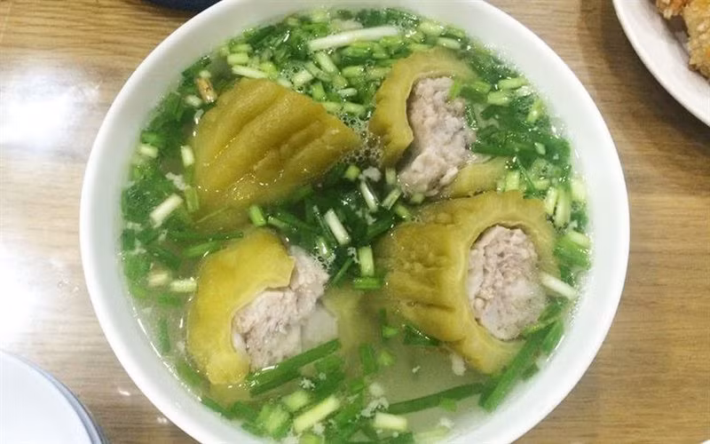 Canh mướp đắng nhồi thịt: Mướp đắng có hàm lượng vitamin C cao hàng đầu trong các loại rau, củ quả, nó cũng có tính hàn, công dụng giải nhiệt, giải độc, bổ khí, hoạt huyết, ngoài ra còn có tác dụng sáng mắt. Khổ qua có vị đắng nên không phải ai cũng có thể ăn được món này.