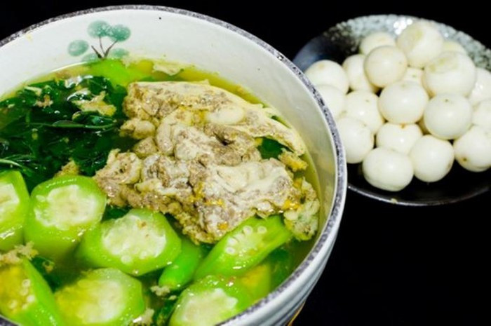 Nguyên liệu chế biến món này chỉ cần mớ cua gạch tươi đem xay hoặc giã nhỏ, vài củ hành khô, cà chua hay một ít dấm bỗng là có thể có được bát canh cua ngon lành. Tùy thuộc khẩu vị và đặc điểm của từng vùng mà người ta có thể nấu canh cua với cà chua, mướp, rau đau hay cà chua.