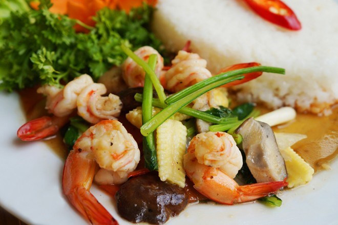 Tôm xào tam thất: Tôm bóc vỏ 100g, rau hẹ 300g, trứng gà 1 quả, bột tam thất 5g, bột ướt, gia vị . Bột tam thất bỏ vào bát với bột ướt, muối, trứng gà rồi trộn đều, xào với dầu rồi cho rau hẹ xào chín, nêm gia vị là được. Bài này dùng tốt cho nam giới yếu sinh lý và nữ bị lãnh cảm, vô sinh do tử cung lạnh.