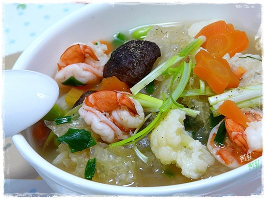 Canh tôm chân giò: tôm 100 - 150g, rượu 250 ml, chân giò một cái. Tôm bóc vỏ, cho rượu đun nhỏ lửa cho chín, chân giò làm sạch chặt lát, thêm gia vị (có thể thêm khoai tây, cà rốt…), ninh hầm chín nhừ. Dùng cho sản phụ ít sữa tắc sữa; nam giới thận hư liệt dương.