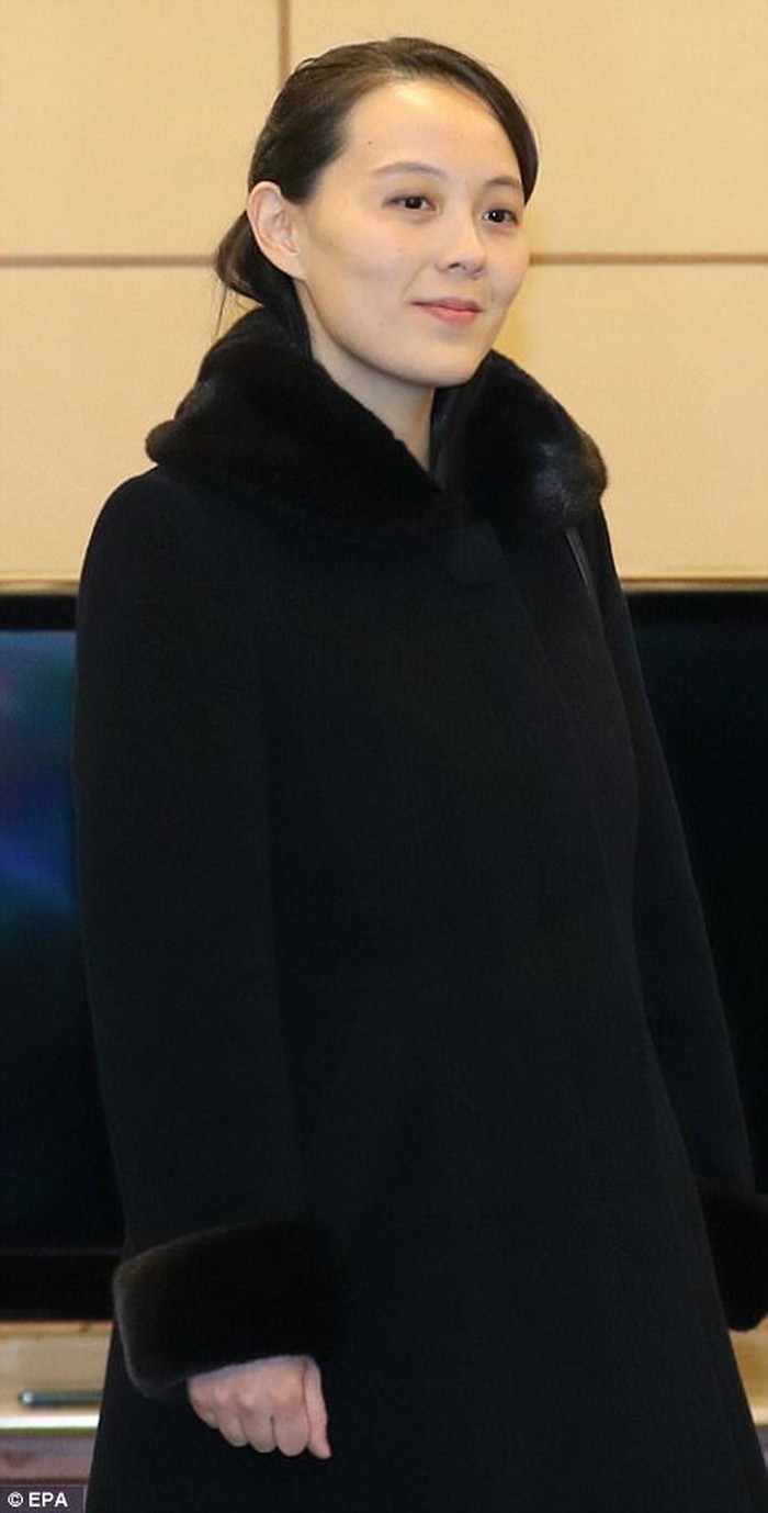 Áo khoác đen là trang phục thường thấy của người phụ nữ này. Ảnh: EPA.