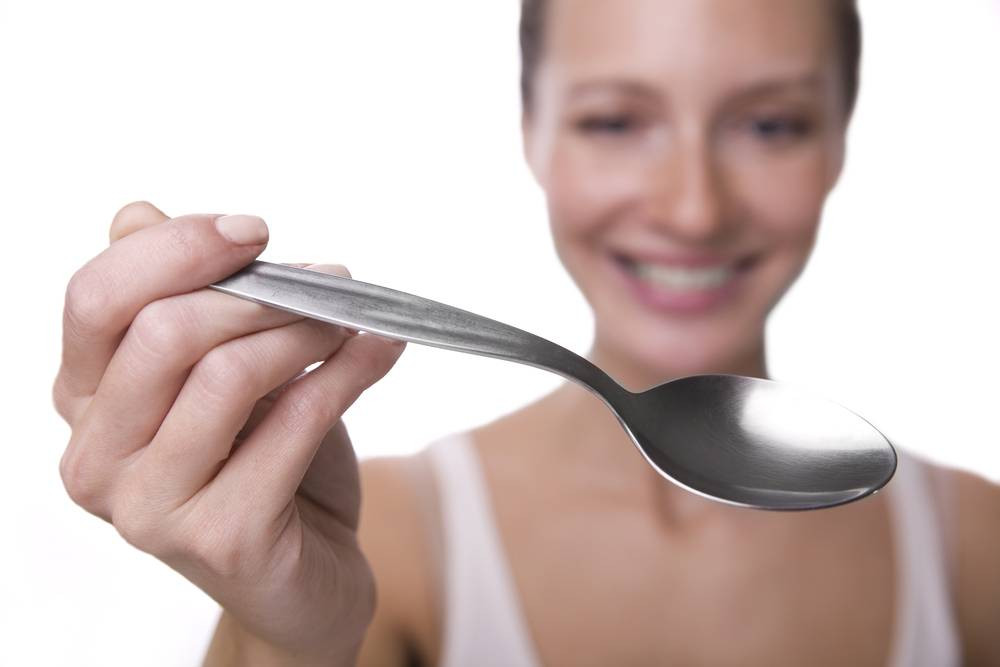 Ngam 1 chiec thia theo cach nay, biet ngay noi tang ra sao?