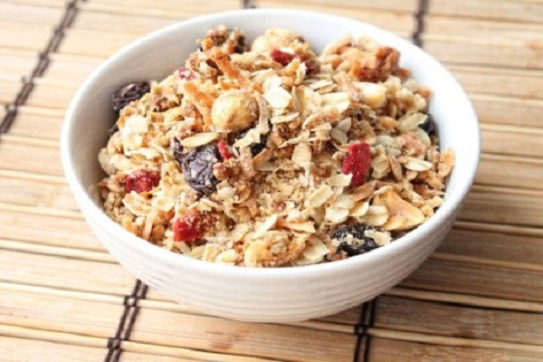 Bột yến mạch: Đây là món ăn nhẹ lành mạnh có thể chuẩn bị sẵn tại văn phòng. Yến mạch giàu chất xơ, giúp giảm cholesterol và nguy cơ mắc bệnh tim. Chỉ cần có một cốc bột yến mạch, cơn đói sẽ biến mất trong một thời gian dài.