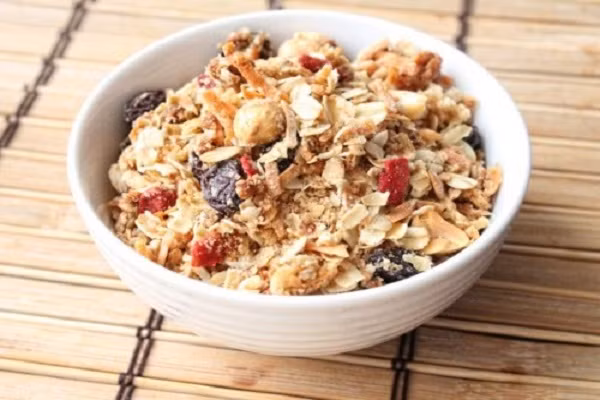 Bột yến mạch: Đây là món ăn nhẹ lành mạnh có thể chuẩn bị sẵn tại văn phòng. Yến mạch giàu chất xơ, giúp giảm cholesterol và nguy cơ mắc bệnh tim. Chỉ cần có một cốc bột yến mạch, cơn đói sẽ biến mất trong một thời gian dài.