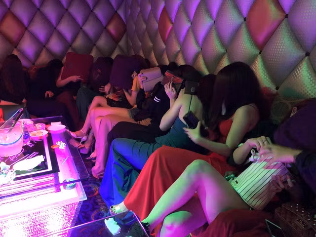 Kieu nu xinh dep cam dau duong day mai dam cho khach nuoc ngoai sap hau toa