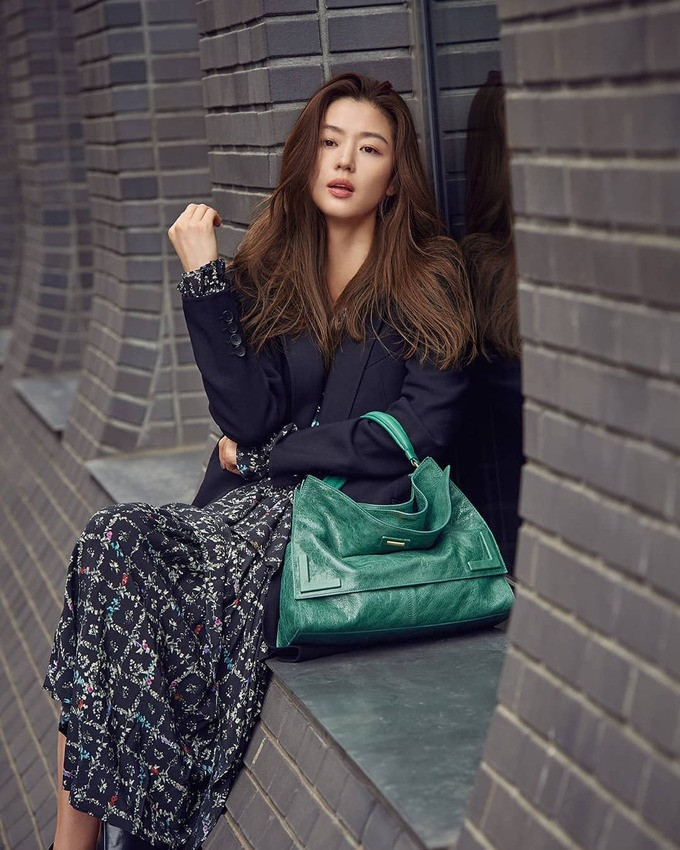 Dù đêm trước ngủ muộn thế nào, cô vẫn luôn thức dậy lúc 6 giờ sáng để chạy bộ và tập yoga. Với Ji Hyun, việc tập luyện đã trở thành một phần của cuộc sống hàng ngày, giúp cô giữ gìn sức khỏe, vóc dáng.