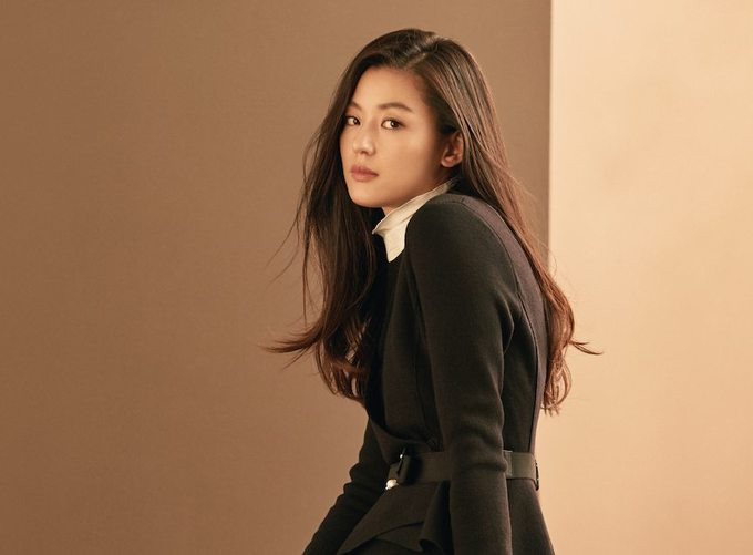 Mỹ nhân không tuổi này còn đắp mặt nạ mắt bất cứ lúc nào có thể để ngăn ngừa nếp nhăn xuất hiện ở vùng da mỏng manh vốn dễ bị lão hóa sớm.