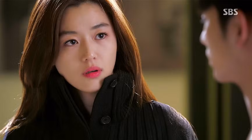 Nguyên tắc rửa mặt của cô bắt đầu bằng nước ấm để lỗ chân lông nở ra và kết thúc bằng nước lạnh cho lỗ chân lông se lại. Ji Hyun hạn chế rửa mặt quá lâu, không dùng tay chà xát mà chỉ dùng đầu ngón tay xoa nhẹ nhàng và dùng bông mút chuyên dụng để làm sạch sâu.