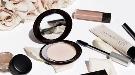 Hơn thế, mỹ phẩm trang điểm nếu sử dụng nhiều và thường xuyên sẽ rất có hại đối với da. Do đó, hãy trang điểm thật nhẹ nhàng, tự nhiên để da có không gian thở và hấp thụ dưỡng chất. Ảnh: Internet.