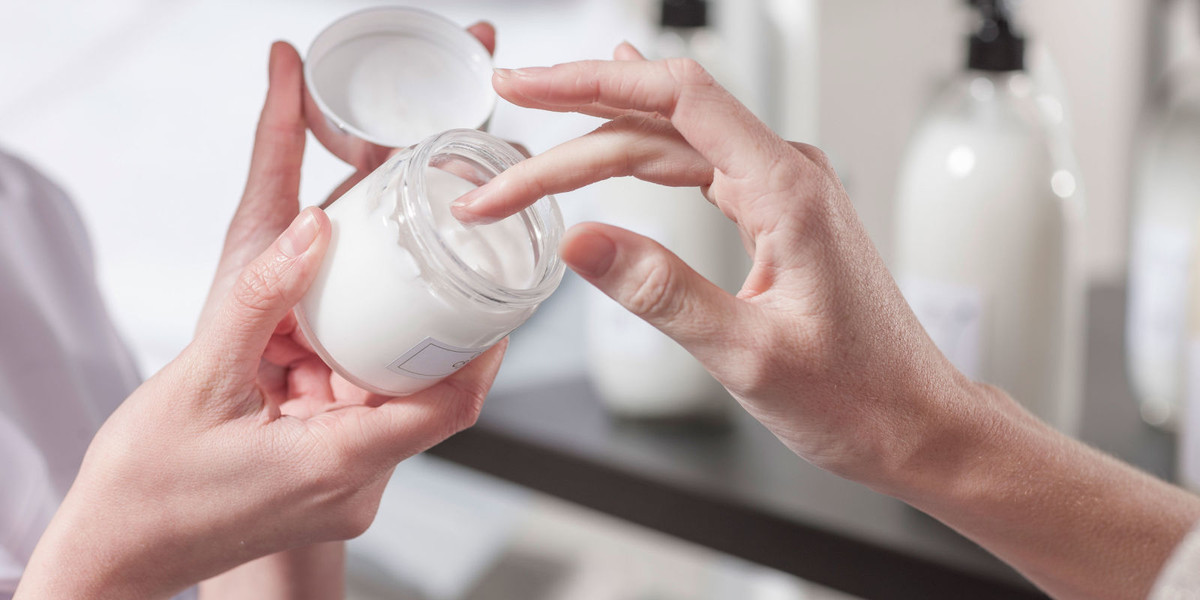 Mỗi buổi tối trước khi đi ngủ, phụ nữ Ấn Độ thường đắp mặt nạ từ nước hoa hồng và glycerin để nuôi dưỡng, ngăn ngừa lão hóa da.