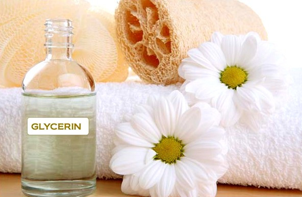 Thêm Glycerin vào quy trình dưỡng da: Hiện nay, trên thị trường có rất nhiều các dòng sản phẩm chứa tinh chất glycerin. Loại chất này có khả năng điều trị các vấn đề về vi khuẩn như mụn, viêm, mẩn ngứa, kích ứng... Đồng thời, khóa ẩm và hỗ trợ kéo căng các nếp nhăn. 