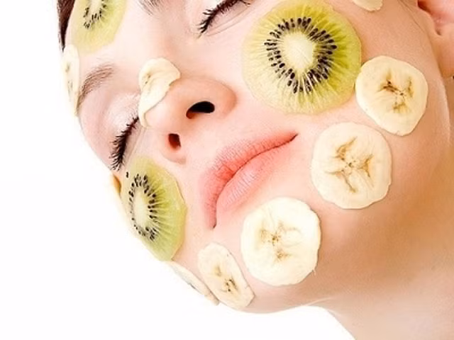 Trái cây rất giàu chất chống oxy hóa - chất có công dụng trì hoãn thoái hóa tế bào, ngăn ngừa lão hóa vượt trội. Những loại quả được sử dụng để làm đẹp nhiều nhất tại Ấn Độ là nho, bơ chín, chuối, cam, chanh...