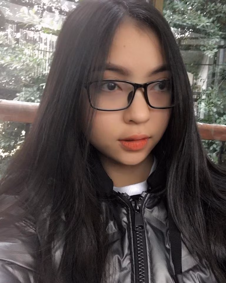 Ngoài ra, Nhật Lê còn để tóc đen thẳng mượt chân chất.